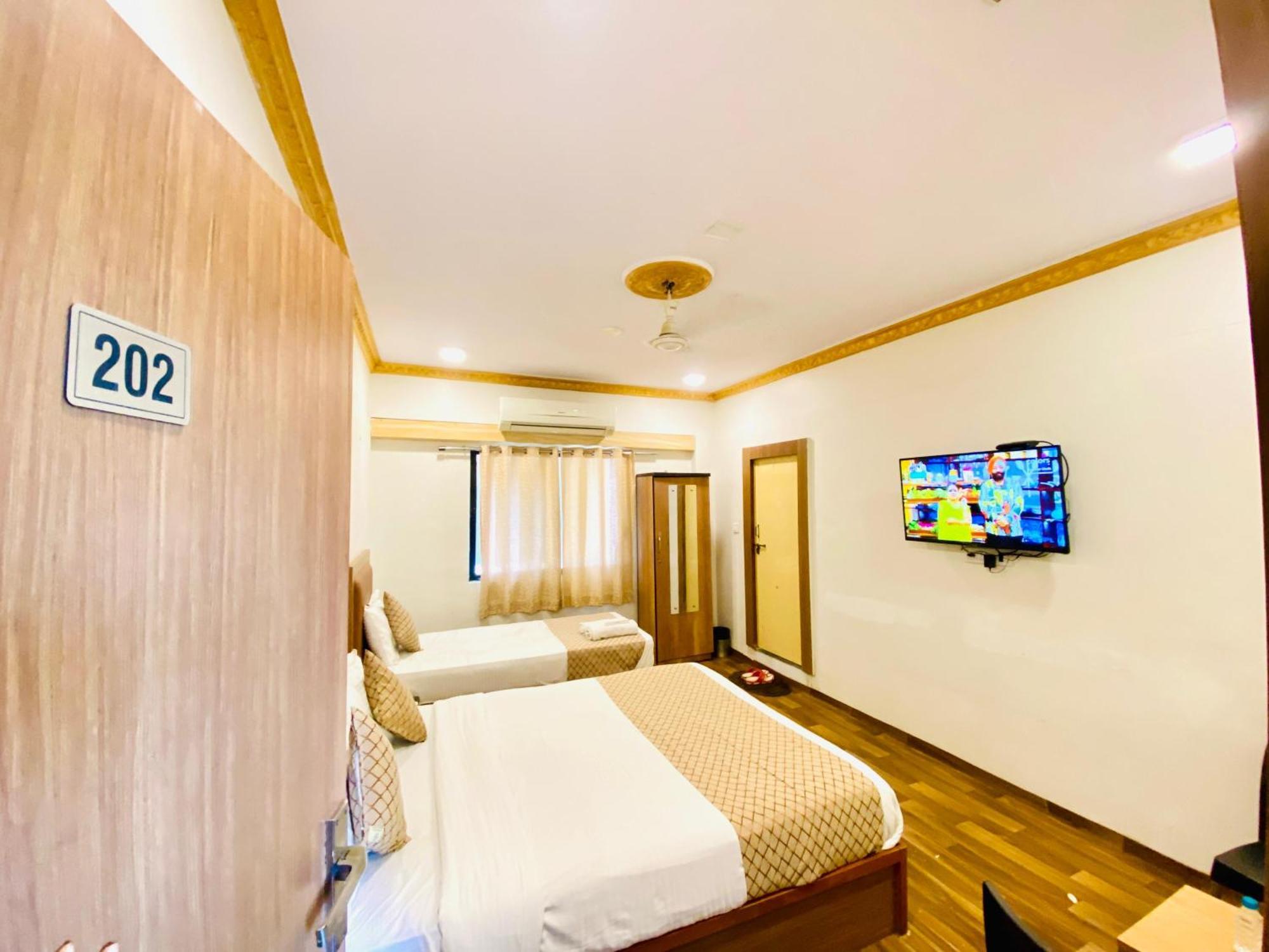 Hotel Abc Satellite Prahlad Nagar Ahmadábád Kültér fotó